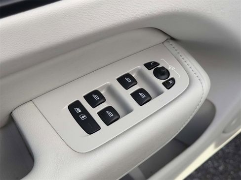 Used 2023 Volvo XC60 B5 Plus image 15