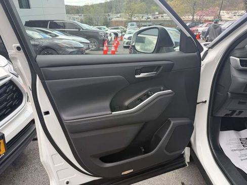 Used 2023 Toyota Highlander XLE image 11