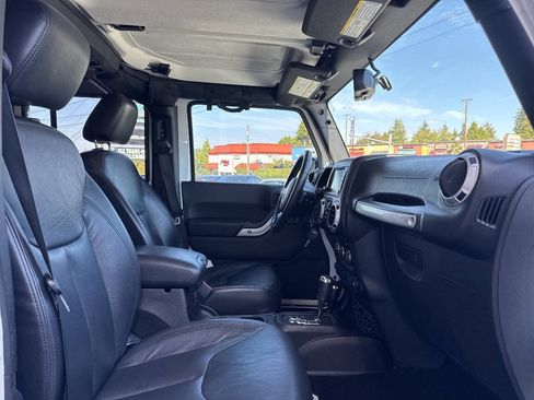 Used 2016 Jeep Wrangler Unlimited Sahara w/ Connectivity Group AWD/4WD image 14