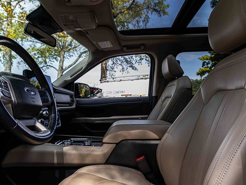 Used 2023 Ford Expedition Limited image 8