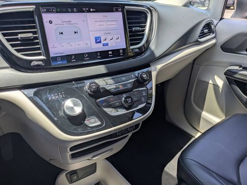 Used 2023 Chrysler Pacifica Touring-L FWD image 20