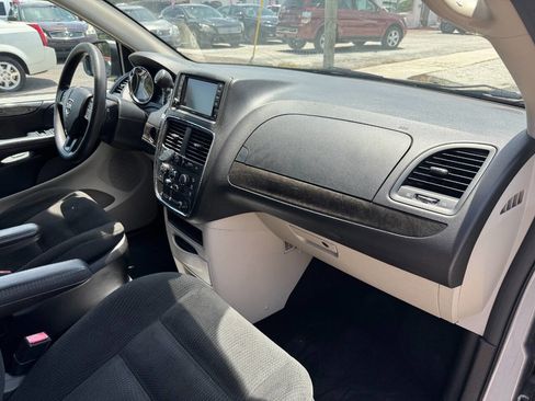 Used 2019 Dodge Grand Caravan SE w/ UConnect Hands-Free Group image 19