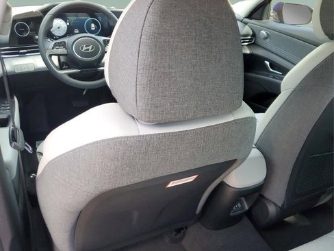 Used 2025 Hyundai Elantra Limited image 15