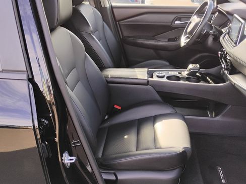 Used 2022 Nissan Rogue SV w/ SV Premium Package image 24