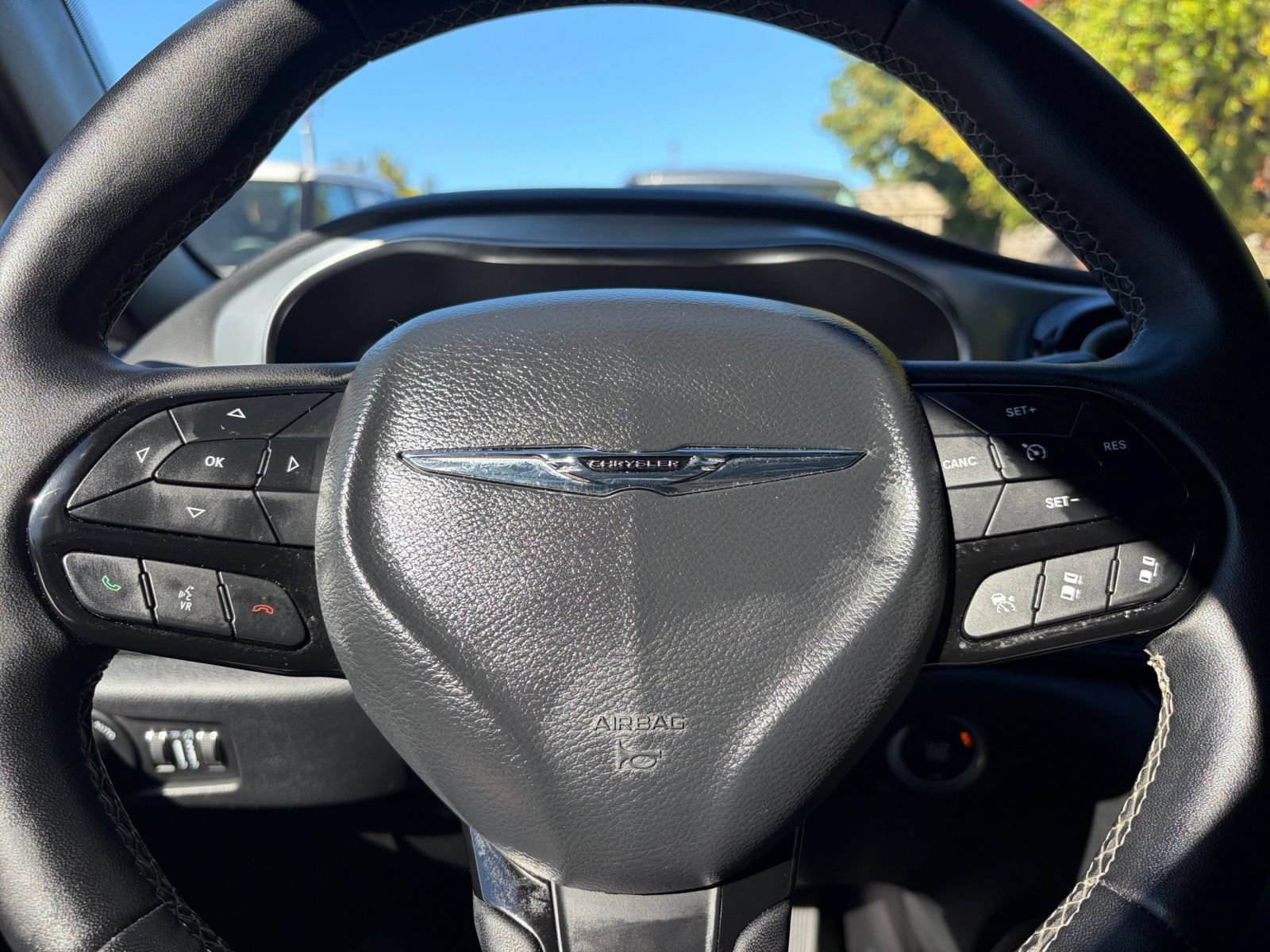 Used 2025 Chrysler Pacifica Limited FWD image 30