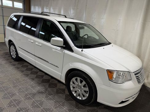 Used 2015 Chrysler Town & Country Touring FWD image 10