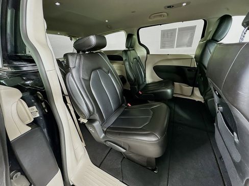 Certified 2023 Chrysler Pacifica Touring-L FWD image 38