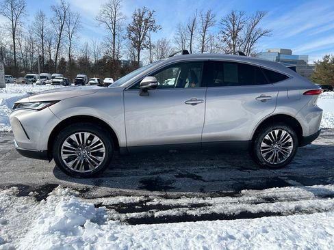 Used 2024 Toyota Venza XLE image 4