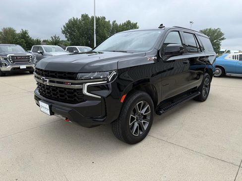 Used 2022 Chevrolet Tahoe Z71 w/ Luxury Package AWD/4WD image 2