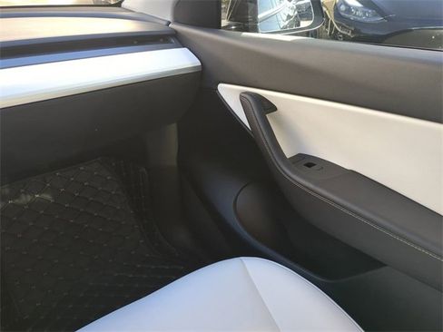 Used 2022 Tesla Model Y Performance image 20