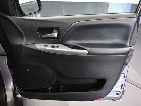 Used 2020 Toyota Sienna SE Premium image 52