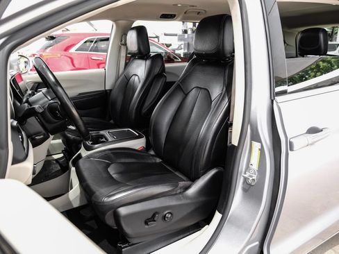 Used 2021 Chrysler Pacifica Touring-L FWD image 34