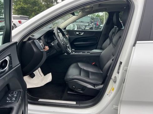 Used 2023 Volvo XC60 B5 Plus FWD image 5