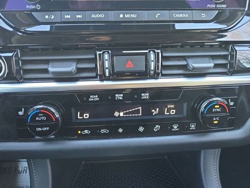 Used 2024 Nissan Pathfinder SV image 4