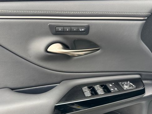 Used 2025 Lexus ES 300h w/ Premium Package image 15