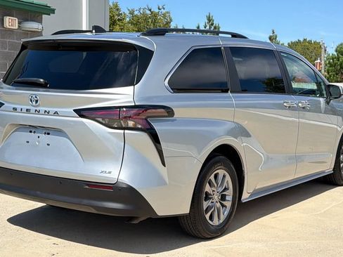 Used 2025 Toyota Sienna XLE FWD image 4