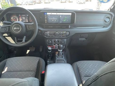 Used 2025 Jeep Gladiator Mojave w/ Convenience Group AWD/4WD image 10