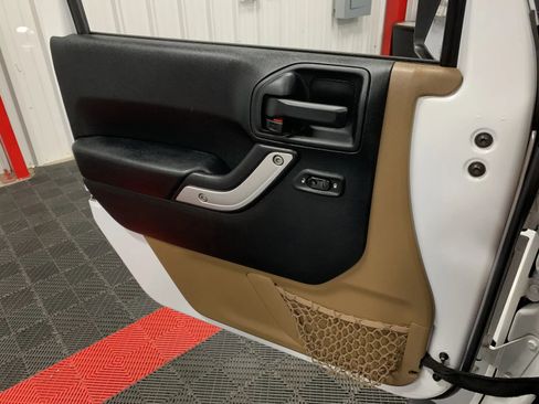 Used 2017 Jeep Wrangler Sahara w/ Connectivity Group image 31