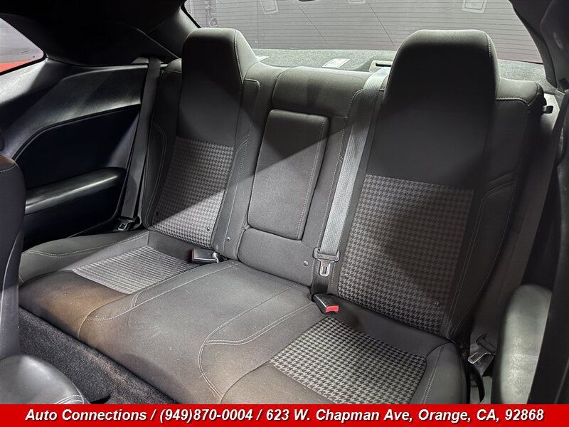 Used 2015 Dodge Challenger SXT RWD image 9