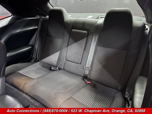 Used 2015 Dodge Challenger SXT RWD image 9