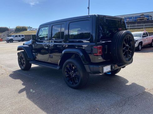 Used 2022 Jeep Wrangler Unlimited Sahara w/ Cold Weather Group image 39