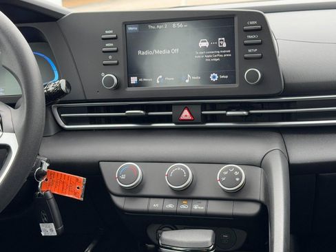 Used 2025 Hyundai Elantra SE image 13