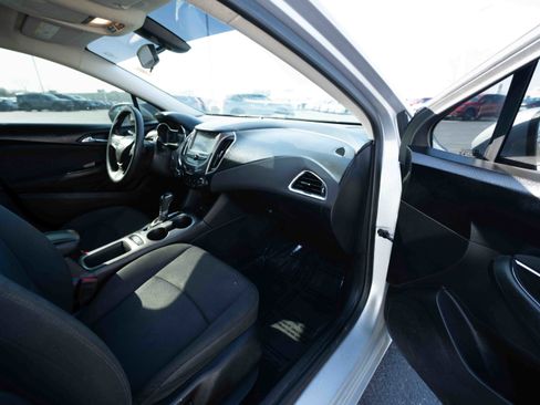 Used 2018 Chevrolet Cruze LT w/ Convenience Package image 25