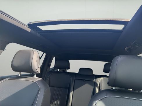 Used 2022 Volkswagen Tiguan SE R-Line image 14