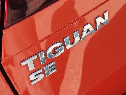 Used 2018 Volkswagen Tiguan SE FWD image 12