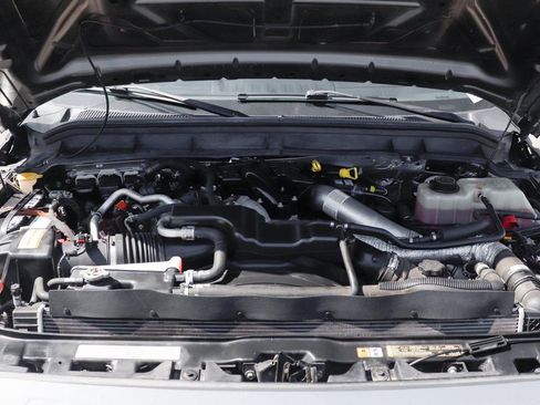 Used 2016 Ford F550 4x4 Crew Cab Super Duty w/ XLT Interior Package image 15