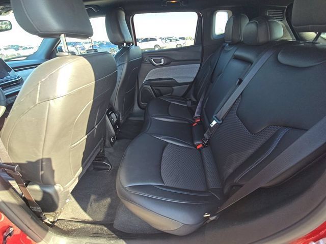 Used 2025 Jeep Compass Latitude w/ Sun & Sound Group AWD/4WD image 13