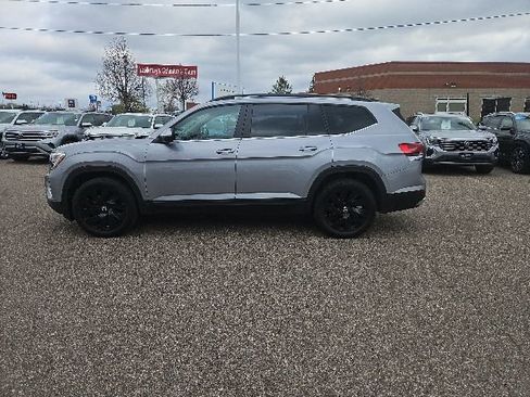 Used 2024 Volkswagen Atlas SE w/ Panoramic Sunroof Package AWD/4WD image 9