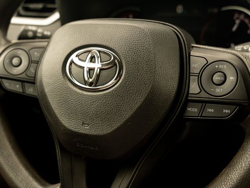 Used 2025 Toyota RAV4 XLE AWD/4WD image 29