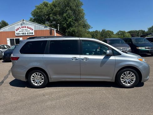Used 2017 Toyota Sienna XLE w/ XLE Navigation Package FWD image 4