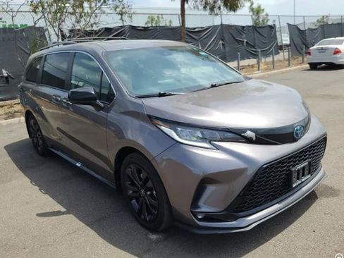 Used 2022 Toyota Sienna XSE w/ XSE Plus Package FWD image 6
