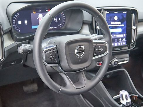Certified 2023 Volvo XC40 B5 Plus AWD/4WD image 13