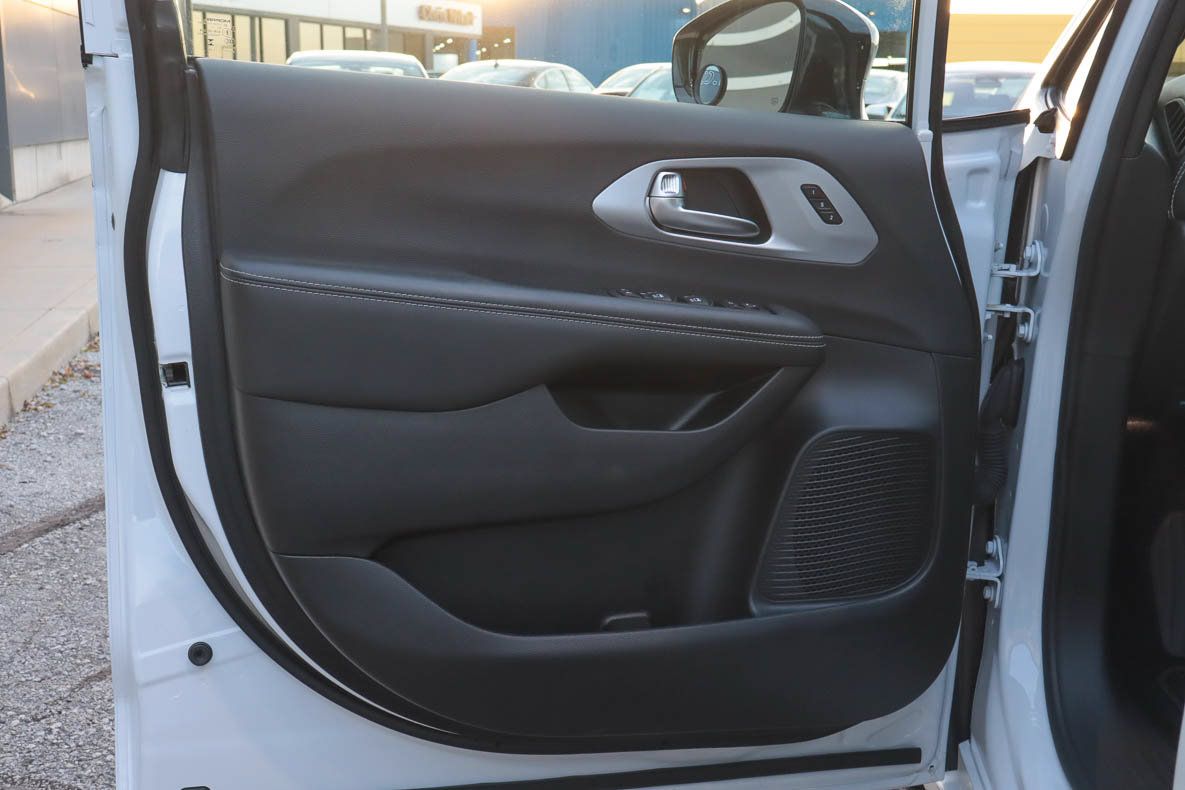 Used 2025 Chrysler Pacifica Limited FWD image 13