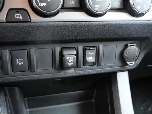 Certified 2019 Toyota Tacoma SR5 image 32