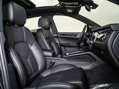 Certified 2026 Porsche Macan AWD/4WD image 15