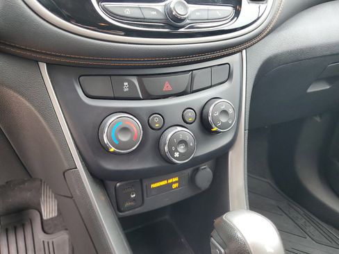 Used 2020 Chevrolet Trax LT w/ Sun & Sound Package FWD image 18