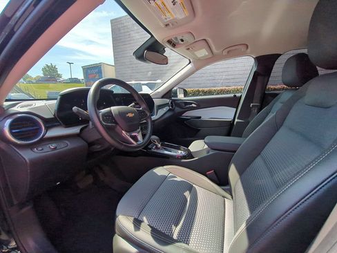 Used 2025 Chevrolet Trax LT w/ LT Convenience Package FWD image 15