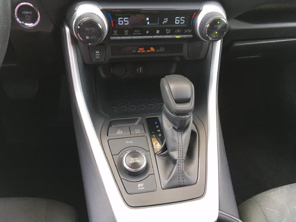 Used 2025 Toyota RAV4 XLE AWD/4WD image 17