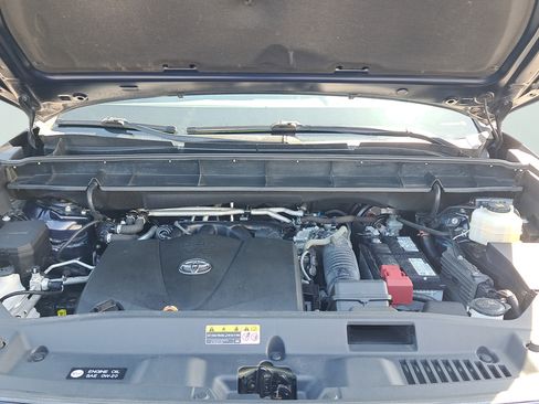Used 2021 Toyota Highlander XLE AWD/4WD image 26