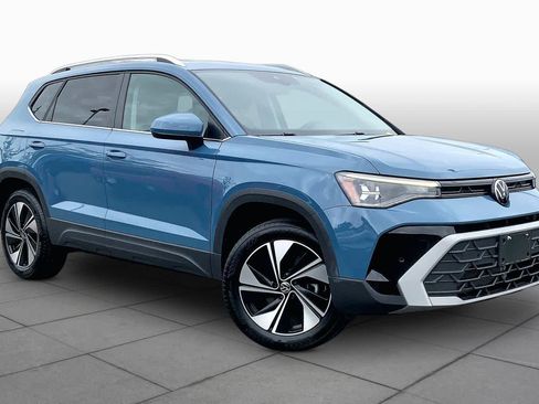 Used 2025 Volkswagen Taos SE AWD/4WD image 3