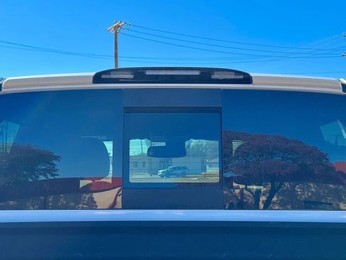 Used 2019 Nissan Titan SV w/ SV Convenience Package image 8