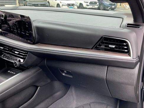 Used 2025 Chevrolet Tahoe Z71 w/ Comfort Package AWD/4WD image 13