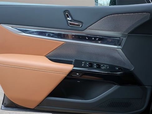 Used 2025 BMW 740i 740i w/ Premium Package image 17