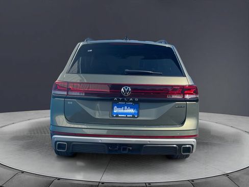 Used 2024 Volkswagen Atlas Peak Edition SE AWD/4WD image 4