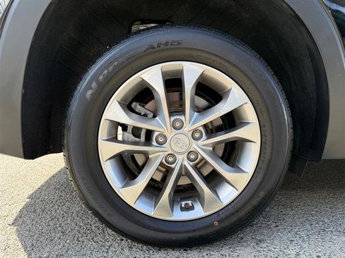 Used 2019 Hyundai Santa Fe SE image 12