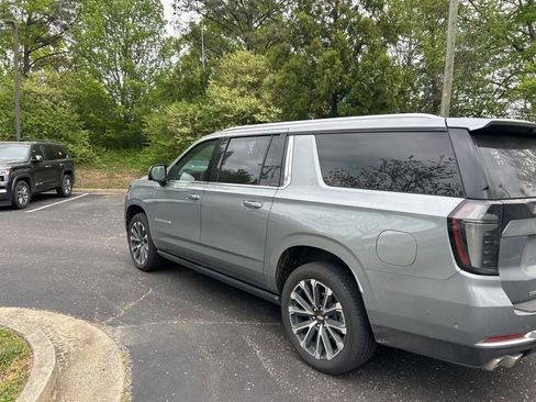 Used 2025 Chevrolet Suburban High Country AWD/4WD image 4